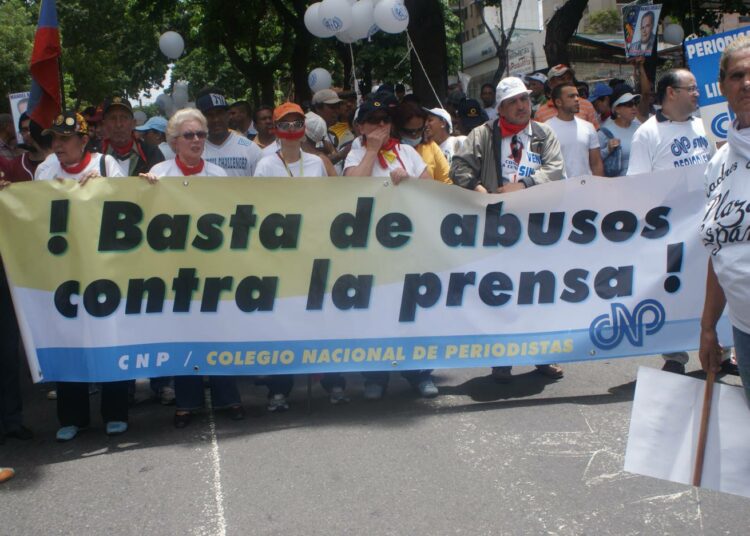 Toimittajien mielenosoitus Venezuelan pääkaupungissa Caracasissa vaatii ammattikuntaan kohdistuvan vainon lopettamista.