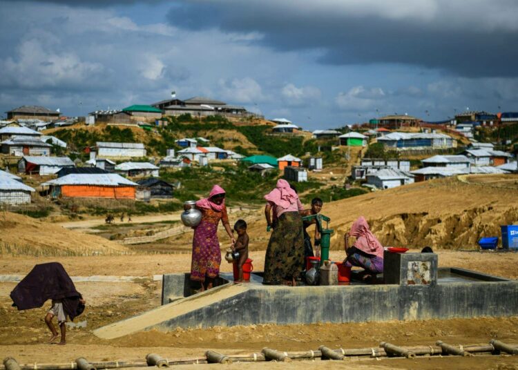 Rohingyoita vedenhakumatkalla Kutupalongin pakolaisleirillä Bangladeshissa.