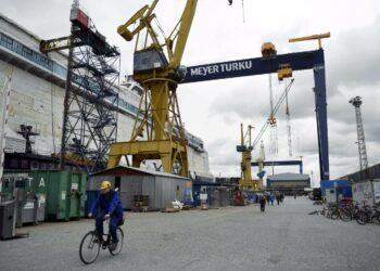 Turun Teollisuustyöväen ammattiosasto 49 vaatii valtiolta pikaisia toimia halpatyövoiman käytön estämiseksi. Osasto epäilee, että Turun ja Rauman telakoilla ei ole kyse työvoimapulasta vaan halusta käyttää halpatyövoimaa.