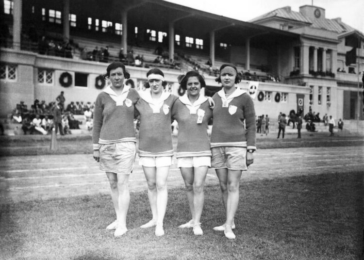 Naisurheilijoita Frankfurt am Mainin työläisolympialaisissa vuonna 1925.