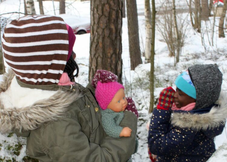 8- ja 10-vuotiaat tytöt Mindy ja Jane pääsivät äitinsä Sarahin luokse Suomeen helmikuussa.