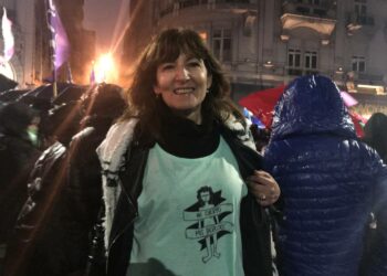 Mielenosoittaja Buenos Airesissa. T-paidassa iskulause ”minun ruumiini, minun oikeuteni”, joka on yksi niin kutsutun vihreän aallon sloganeista. Vihreäksi aalloksi kutsutaan Latinalaisessa Amerikassa leviävää liikettä aborttioikeuden puolesta.