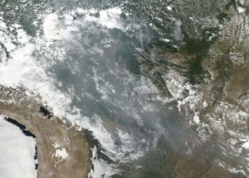 Satelliittikuva näyttää, kuinka Amazonin sademetsän palosta levinneet savut ovat peittäneet suuren osan Brasiliaa.