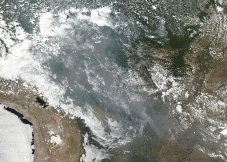 Satelliittikuva näyttää, kuinka Amazonin sademetsän palosta levinneet savut ovat peittäneet suuren osan Brasiliaa.