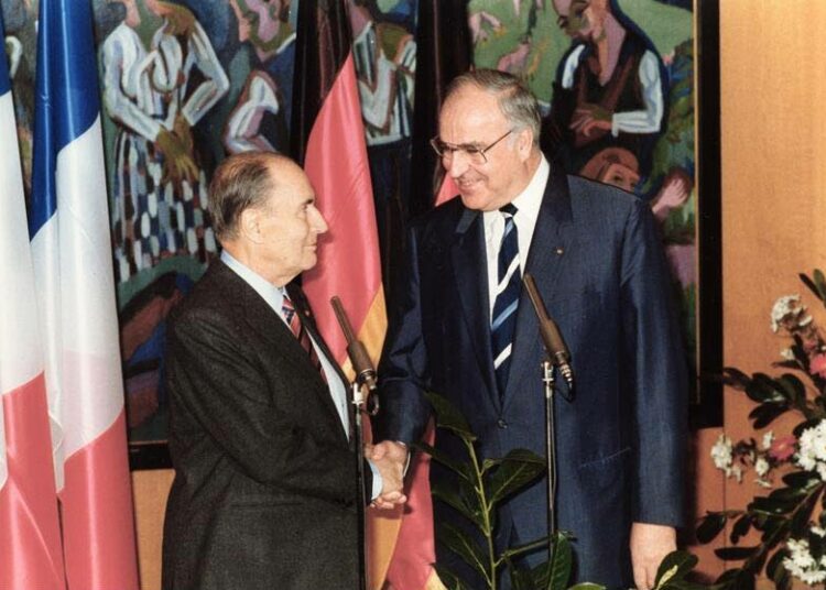 Ranskan presidentti François Mitterrand ja Länsi-Saksan liittokansleri Helmut Kohl vuonna 1987.