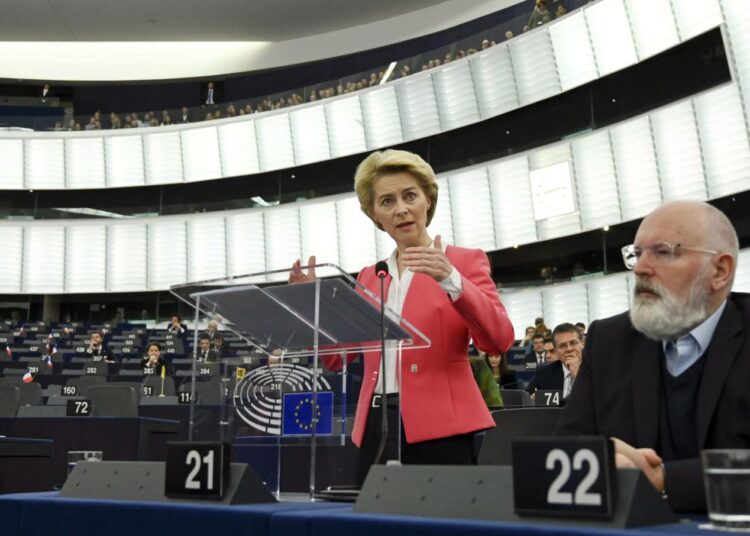 Uuden EU-komission puheenjohtaja Ursula von der Leyen EU-parlamentissa Strasbourgissa keskiviikkona, vierellään tuore varapuheenjohtaja, ilmastoasioista vastaava Frans Timmermans.