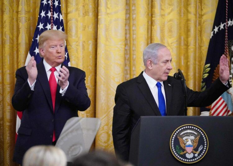Donald Trump ja Benjamin Netanjahu kehuivat toisiaan, kun Trump julkisti rauhansuunnitelmaksi kutsumansa paperin tiistaina Valkoisessa talossa.