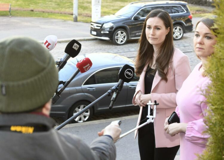 Pääministeri Sanna Marin (vas,)  ja valtiovarainministeri Katri Kulmuni pitivät medialle tiistaina lyhyen infotilaisuuden Säätytalon portailla.