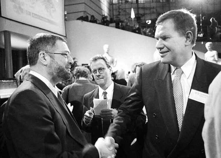 Vasemmistoliiton puheenjohtaja Claes Andersson ja SDP:n puheenjohtaja Paavo Lipponen löivät kättä 19.3.1995 vaalivoittajina. Samana keväänä muodostettiin ensimmäinen sateenkaarihallitus.