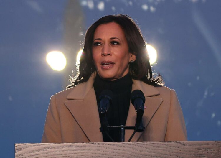 Varapresidentti Kamala Harris on ensimmäinen Yhdysvaltain vaaleissa varapresidentin asemaan valittu nainen ja vähemmistöjen edustaja. Kuvassa Harris osallistuu koronaepidemiassa yli 400 000 kuolleen ihmisen muistoksi järjestettyyn tilaisuuteen tiistaina.