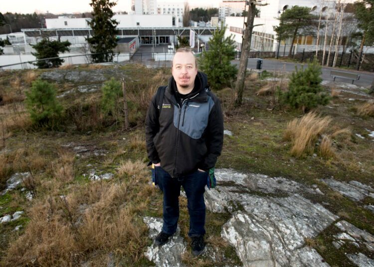 Samaan aikaan kun Helsingin väkiluku on kasvanut lähes 70 000 ihmisellä ovat tuetun asumisen paikkamäärät pudonneet, sanoo Kaajakari.
