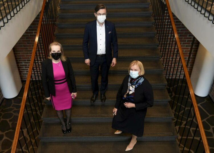 Työmarkkinajohtaja Minna Helle (vas.), toimitusjohtaja Jaakko Hirvola ja Teknologiateollisuus ry:n puheenjohtaja Marjo Miettinen kertoivat Teknologiateollisuus ry:n strategiamuutoksesta torstaina.