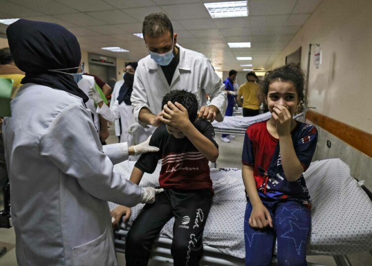 Israelin arvosteleminen ei ole antisemitismiä, sanovat tutkijat. Kuva on Al-Shifan sairaalasta Gazassa.