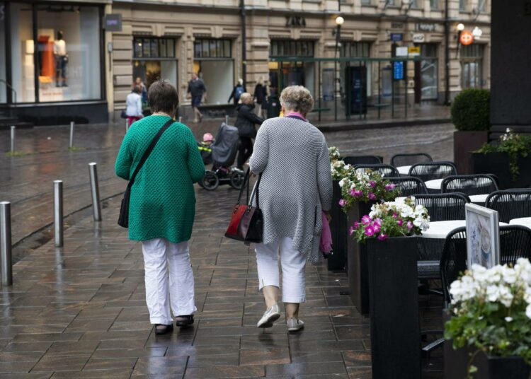 Heti valtuustokauden alussa kuntien on tehtävä suunnitelma koronan aiheuttaman ikäihmisten hyvinvointivajeen korjaamiseksi, vasemmistoliitto esittää.