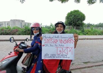 Moottoripyöräilevä naisryhmä levittää Bangladeshissa asiallista tietoa kuukautisista. Kuvakaappaus ryhmän Facebook-sivulta.