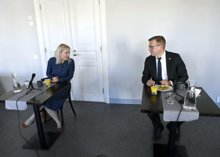 Perussuomalaisten Riikka Purra ja kokoomuksen Petteri Orpo hakivat yhteistä linjaa politiikan toimittajien tilaisuudessa.