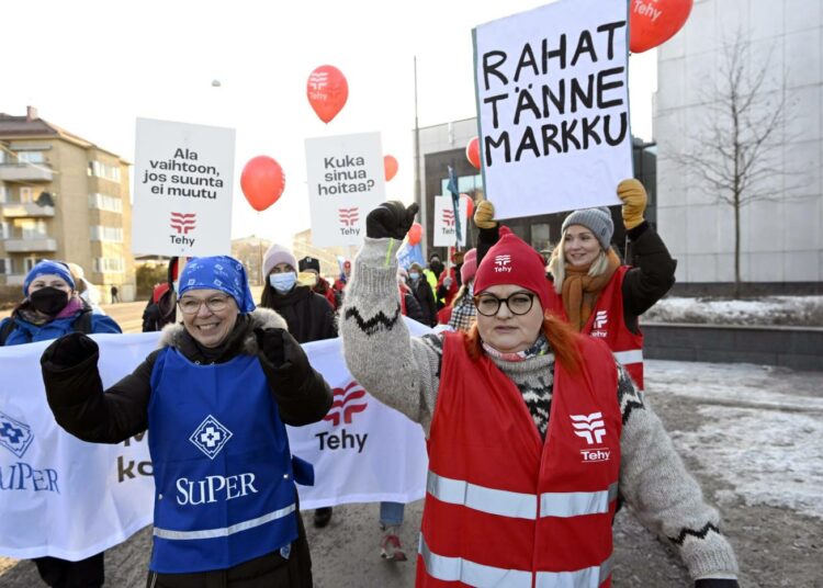 Tehyn puheenjohtaja Millariikka Rytkönen (oik.) ja SuPerin puheenjohtaja Silja Paavola johtivat joukkojaan hoitajien mielenilmauksessa Meilahden kampuksen alueella Helsingissä perjantaiaamuna.