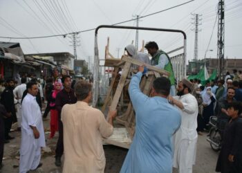 Pakistanin Peshawarin pakolaisten basaarin torimyyjät valittavat, että viranomaiset vainoavat heitä.