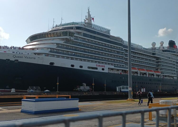 Risteilyalus Queen Victoria matkallaan Tyyneltämereltä Atlantille valmistautuu laskeutumaan kahdeksan metriä Mirafloresin sulkuporteilla.