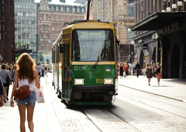 Joukkoliikenteen hintoihin suunnitellaan taas korotuksia Helsingissä.