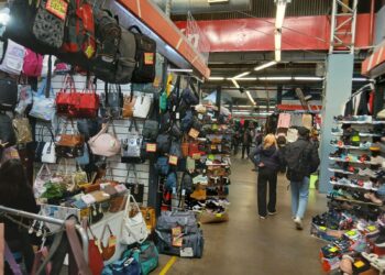 Buenos Airesin Constituciónin alueella sijaitsevalla La Estación -torilla työskentelee ja asioi satoja siirtolaisia. Alueella toteutettiin laaja maahanmuuttovalvontaan liittynyt poliisioperaatio, joka sai runsaasti medianäkyvyyttä.