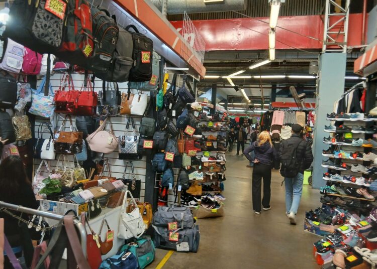 Buenos Airesin Constituciónin alueella sijaitsevalla La Estación -torilla työskentelee ja asioi satoja siirtolaisia. Alueella toteutettiin laaja maahanmuuttovalvontaan liittynyt poliisioperaatio, joka sai runsaasti medianäkyvyyttä.