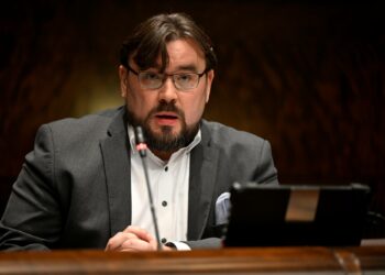 Vasemmistoliiton Johannes Yrttiaho perustuslakivaliokunnan tiedotustilaisuudessa.