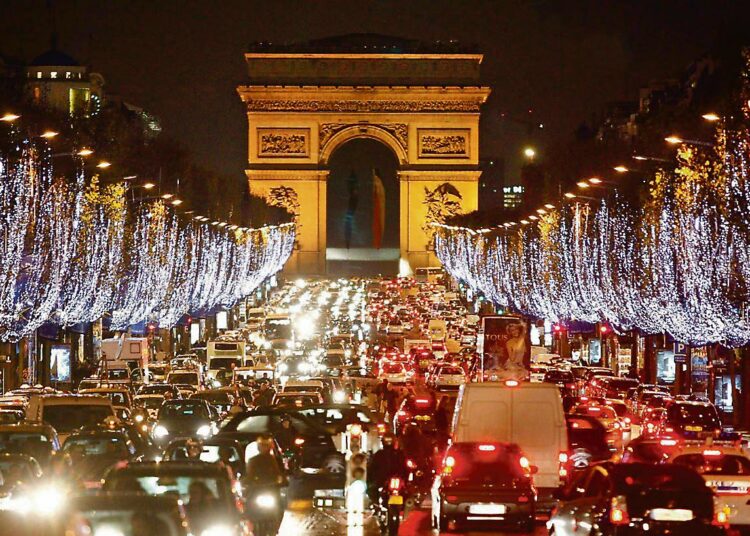 Hallitusta huolestuttaa luksustuotteiden kaupan hidastuminen. Niitä saa esim. Pariisin Champs Elyceeltä, mutta ei sunnuntaisin.