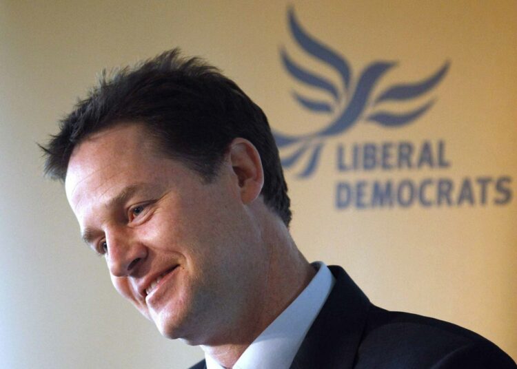 Liberaalidemokraattien Nick Clegg on muuttanut vaaliasetelman kahden kaupasta kolmen kilpajuoksuksi.