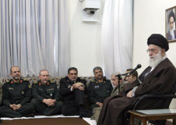Iranin korkein johtaja, ajatolla Ali Khamenei keskustelemassa armeijan johdon kanssa huhtikuussa.