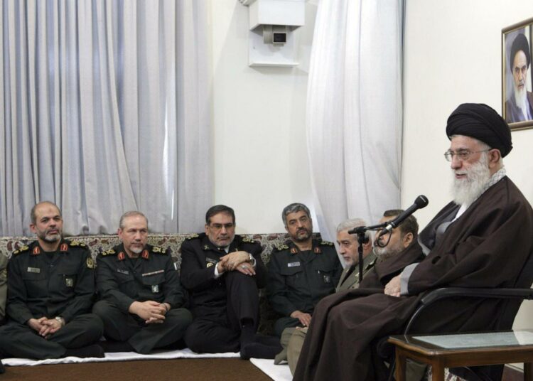 Iranin korkein johtaja, ajatolla Ali Khamenei keskustelemassa armeijan johdon kanssa huhtikuussa.