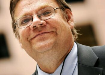 Timo Soini myhäilee.