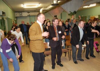 Kansanjuhlan yleisö innostui itsekin kokeilemaan tanssiliikkeitä afrikkalaisten rytmien tahdissa. Eturivissä Markku Kolari, Kari Yksjärvi, Risto Kalliorinne ja Marja Leena Makkonen.