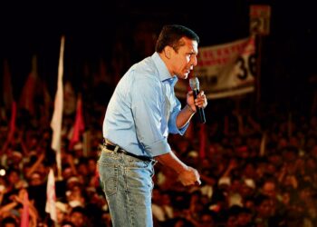 Presidenttiehdokas Ollanta Humala pitämässä kampanjapuhetta tiistaina Limassa.