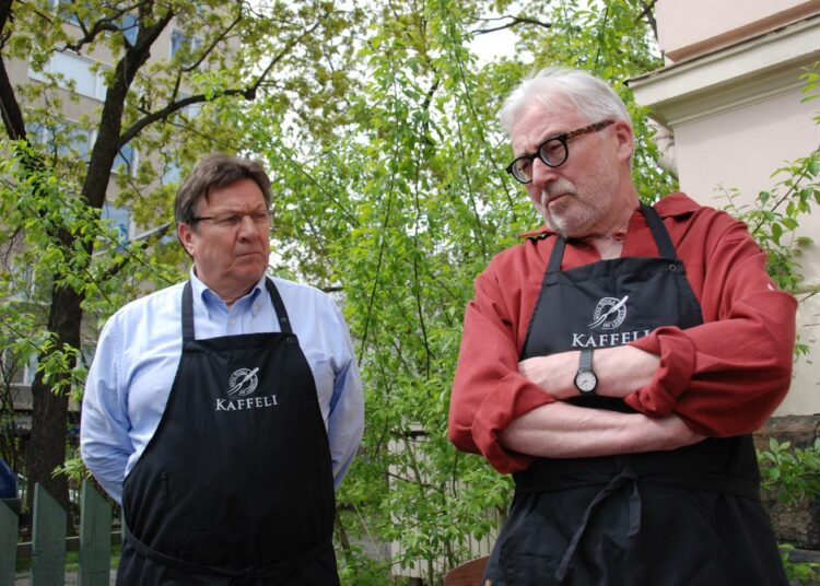 Jorma Haranen (vas.) ja Markku Haapio pitivät vakavat puheenvuorot tuoreen varhaisperunan tuoreuden puolesta.