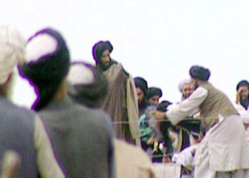 Talebanin johtajasta Mullah Omarista on hyvin vähän valokuvia. Tämä BBC:n Newsnight-ohjelmassa esitetty kuva on otettu salaa vuonna 1996. Mullah Omar keskellä.