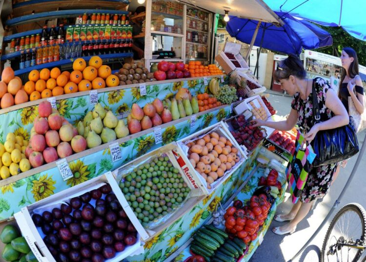 Hedelmiä ja vihanneksia myynnissä moskovalaisen kaupan edustalla.