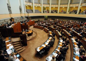 Talouden ja rahoituskriisin lisäksi eduskunnan syksyä kuumentaa kuntapolitiikka.