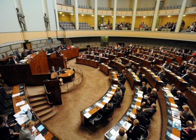 Talouden ja rahoituskriisin lisäksi eduskunnan syksyä kuumentaa kuntapolitiikka.