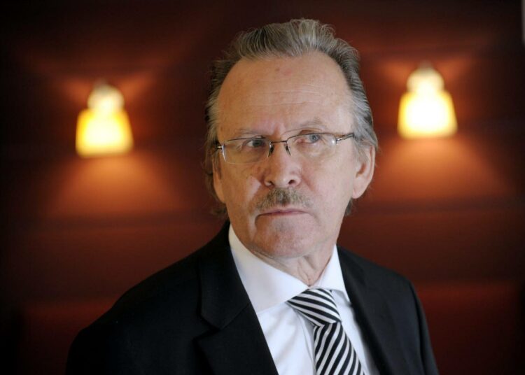 Suurlähettiläs Alpo Rusi on tutkinut DDR:n tiedustelupalvelun Stasin toimintaa Suomessa.