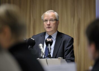 Rehn korosti myös sitä, että yhteislainojen edellytyksenä on kurin ja valvonnan tiukentamista rahaliitossa.