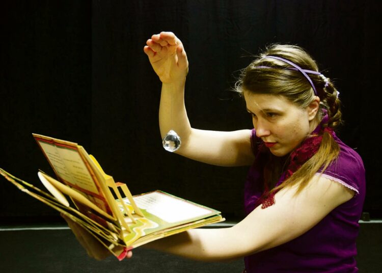 Tanja Nieminen Henkien talon lumouksessa.