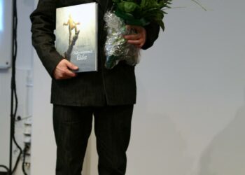 Ville Tietäväisen kiitetty Näkymättömät kädet palkittiin taas, nyt sarjakuvafestivaaleilla Tampereella.