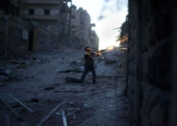Syyrian kapinallisten taistelija ampumassa Aleppossa syyskuussa.