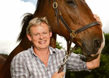 Kuinka hevosesta on tullut ihmisen työpari ja uskollinen ystävä? Näyttelijä Martin Clunes (kuvassa) tutustuu paitsi hevosen kulttuurihistoriaan eri puolilla maailmaa myös oman aikamme taitaviin hevostenkäsittelijöihin.