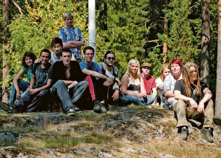 Kansainvälinen työleiri on rakentanut Faces-festivaalia Pohjan kirkonkylässä parin viikon ajan.