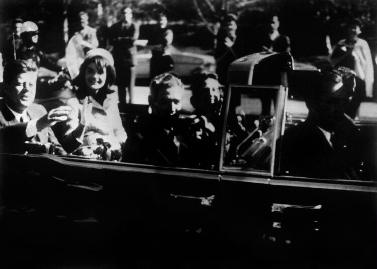 Yhdysvaltain presidentti John F. Kennedy ja puolisonsa Jacqueline Kennedy Dallasissa 22.11.1963.