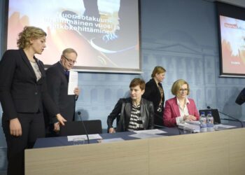 Ministerit Henna Virkkunen (vas.), Lauri Ihalainen, Susanna Huovinen, Paula Risikko ja Krista Kiuru kertoivat tiedotustilaisuudessa keskiviikkona nuorisotakuun ensimmäisestä vuodesta,