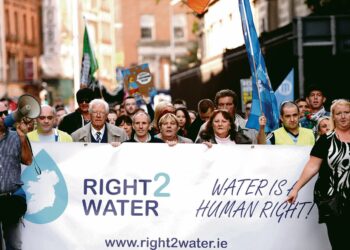 Vesimaksuja vastustava mielenosoitus viime lokakuussa Dublinissa.