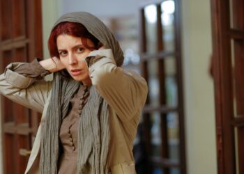 Simin (Leila Hatami) toivoo parempaa elämää ja haluaa ulkomaille.
